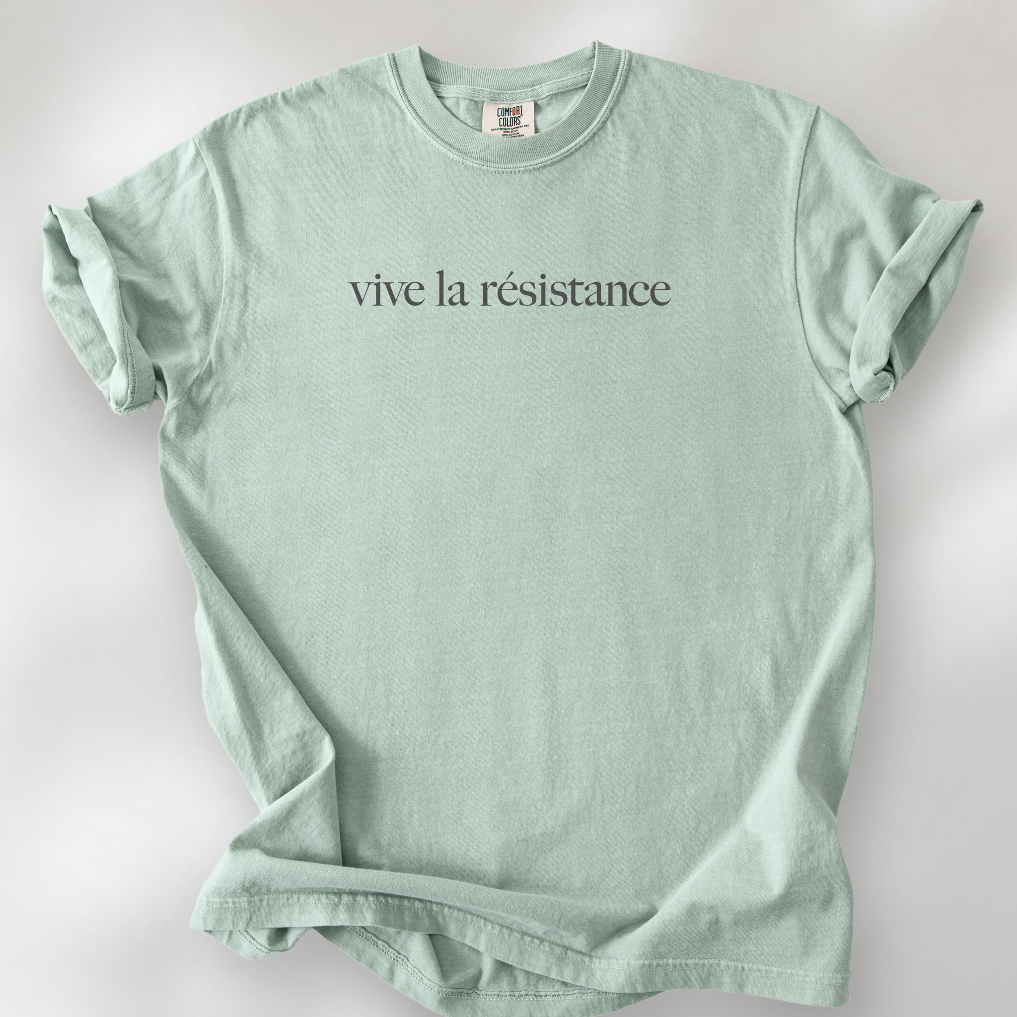 Bay t-shirt with minimalist serif text reading “vive la résistance.”